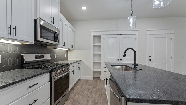 Building Photo - "Charming 3-Bedroom Retreat with Granite Elegance & Cozy Fireplace in Farmington!"