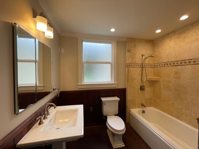Building Photo - A gorgeous 3 bedroom and 1 bathroom home in Pacifica!
