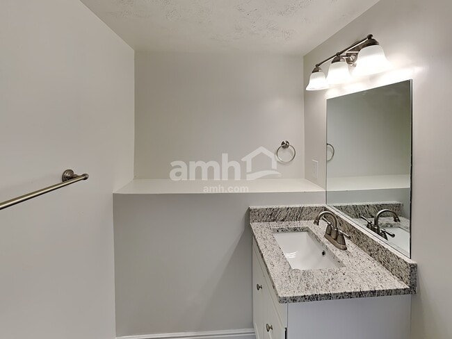 Building Photo - 949 580 E