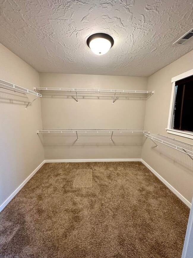 Building Photo - 3 Bedroom Townhome