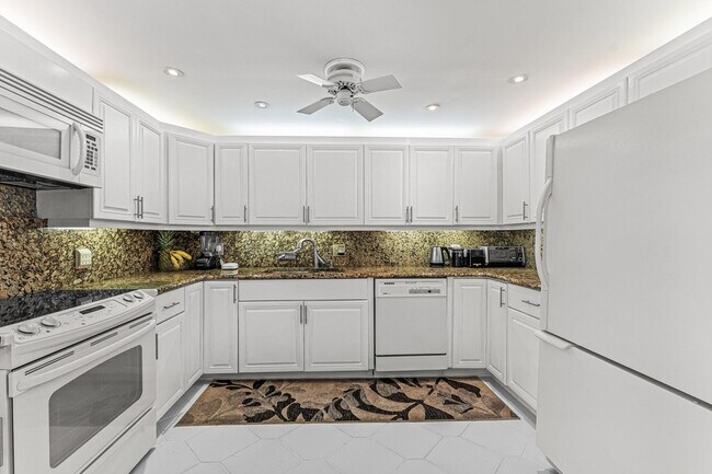 Building Photo - 5420 N Ocean Dr