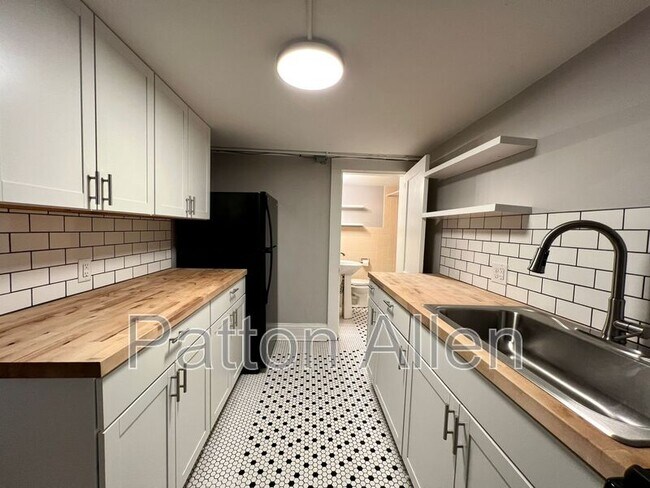 Building Photo - 205 Hillside St