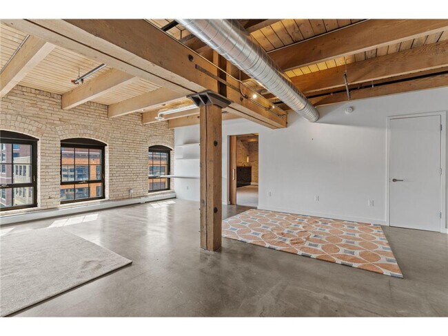 Building Photo - 404 N Washington Ave