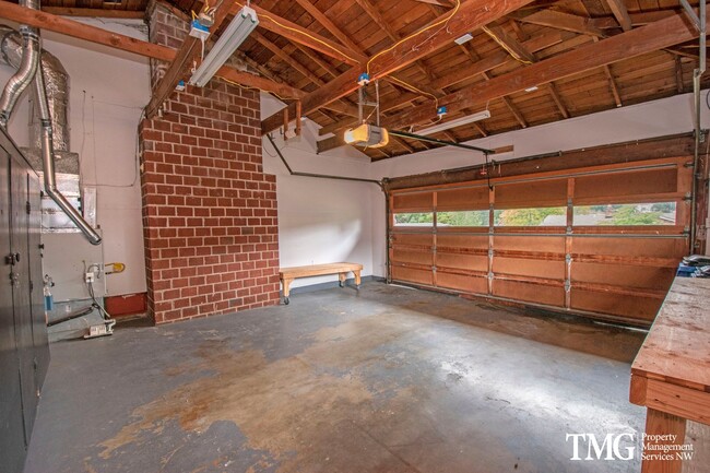 Building Photo - Beautiful Three Bedroom in Great Camas Nei...