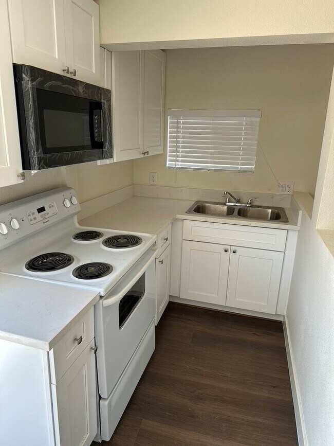 Building Photo - 1323 C St