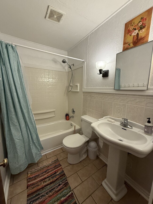 Building Photo - 2710 S Washington St