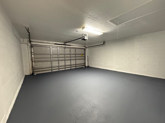 Building Photo - 972 N Fairbairn Dr