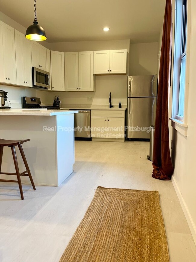 Building Photo - 2019 E Beckert Ave