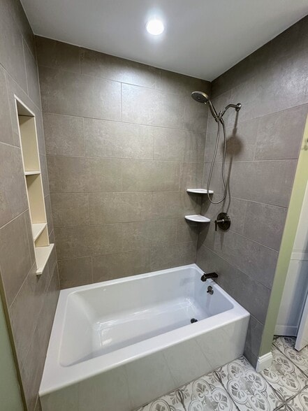 Newly renovated tub/shower - 489 Boston Neck Rd