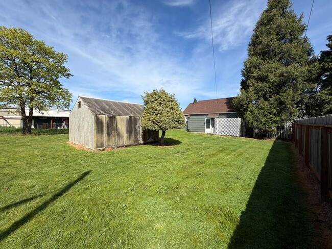 Building Photo - Charming 3 Bedroom with a Large Fenced Yard!