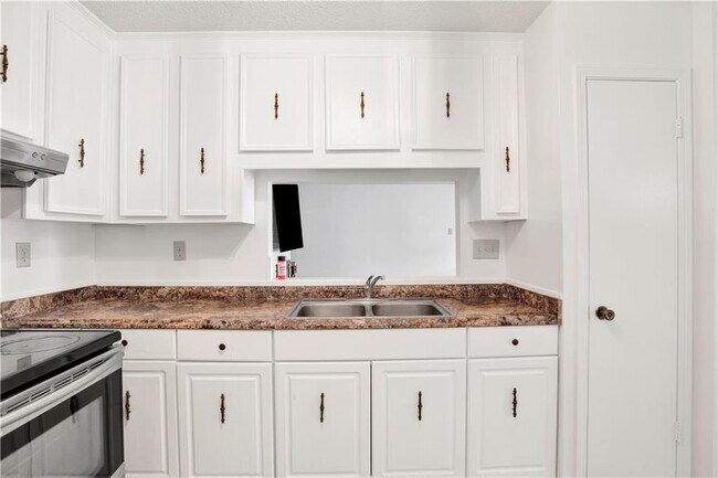 Building Photo - 6071 Highland Cir N