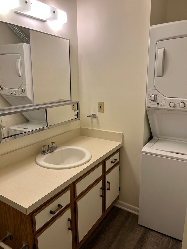 Building Photo - 1 Bedroom Apartment in Parkside Townhomes COMING SOON