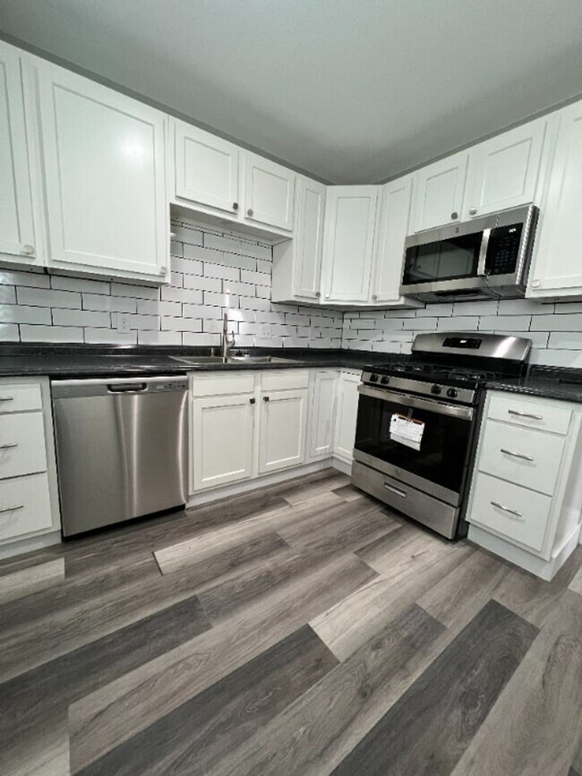 Building Photo - 1615 10th Ave