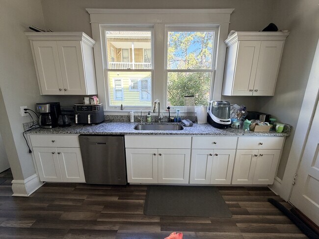 Building Photo - 124 Linden Ave