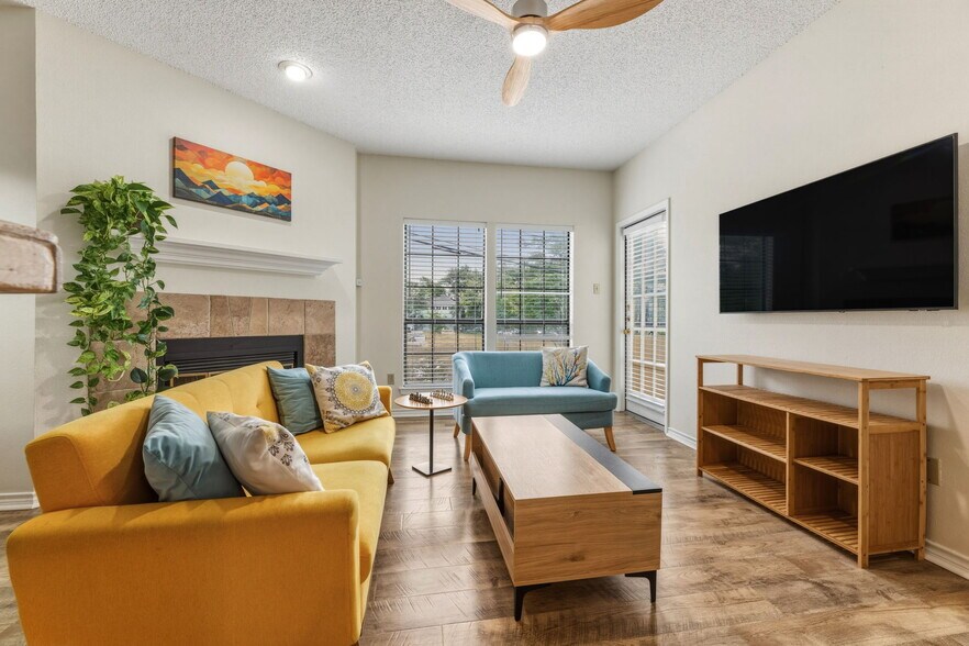 Living room - 3001 Cedar St