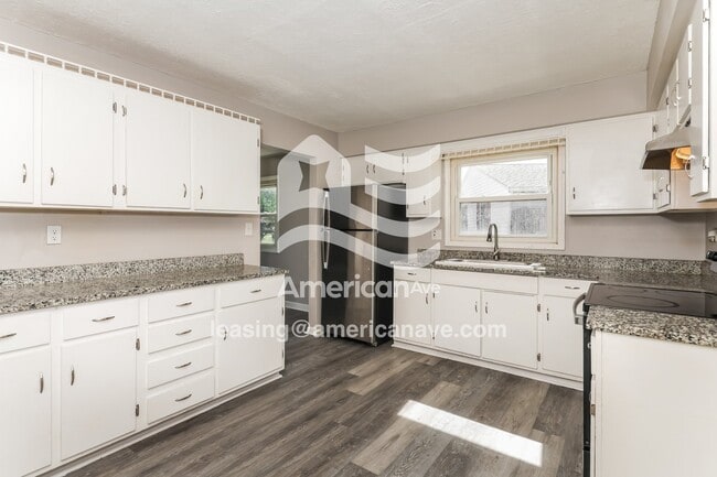 Building Photo - 2195 Mountview Cir