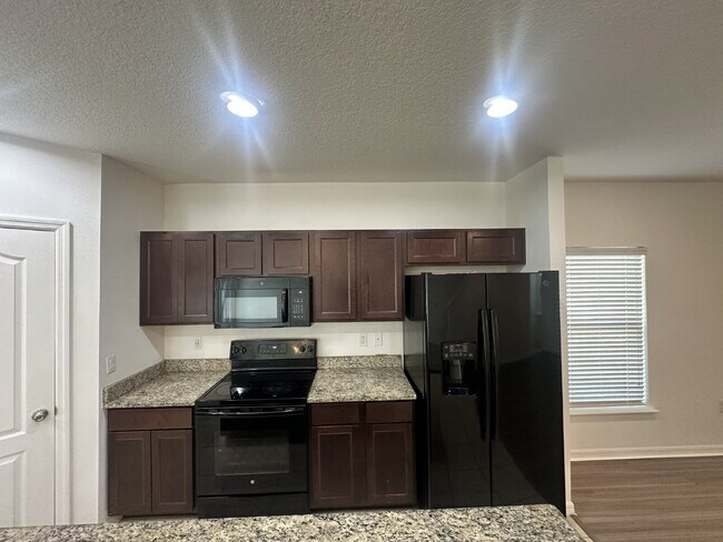 Building Photo - "Beautifully Maintained 3-Bed Townhouse with 2.5 Baths in Lakeland - Spacious 1,676 Sq. Ft.!"