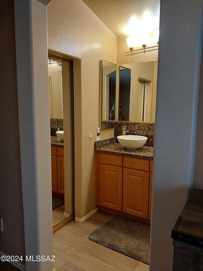 Building Photo - 9674 E Country Ct