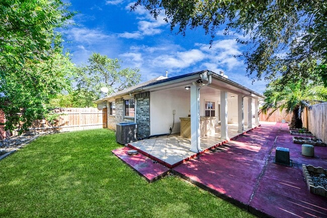 Building Photo - 1702 Kemah Oaks Dr