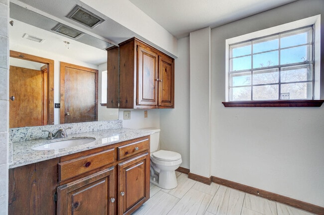 Building Photo - Beautiful 2 bed Ranch style home on 5 acres!