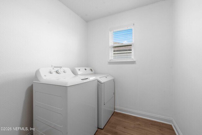 Building Photo - 235 Silverleaf Village Dr