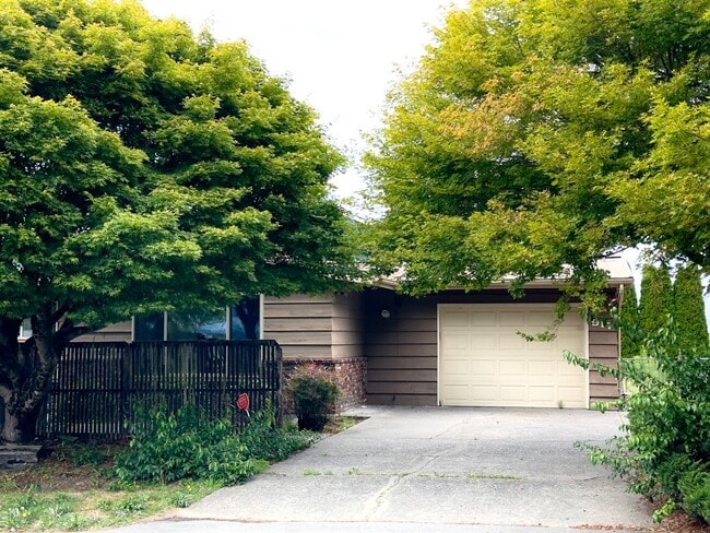 Building Photo - 2,510 Sq Ft | 5 Bedroom · 3 Bathroom – W/D, Terrace, Garage & Extra Space