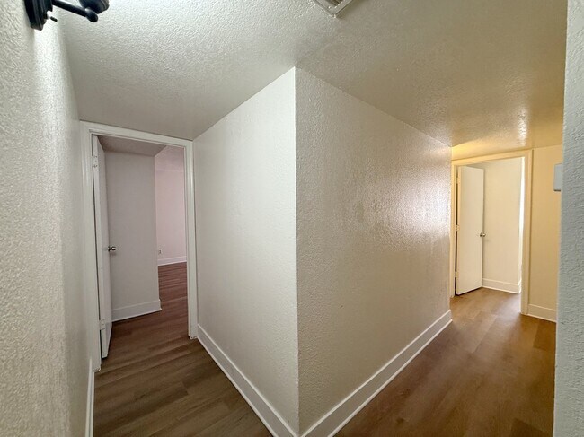 Building Photo - 6901 W Devonshire Ave