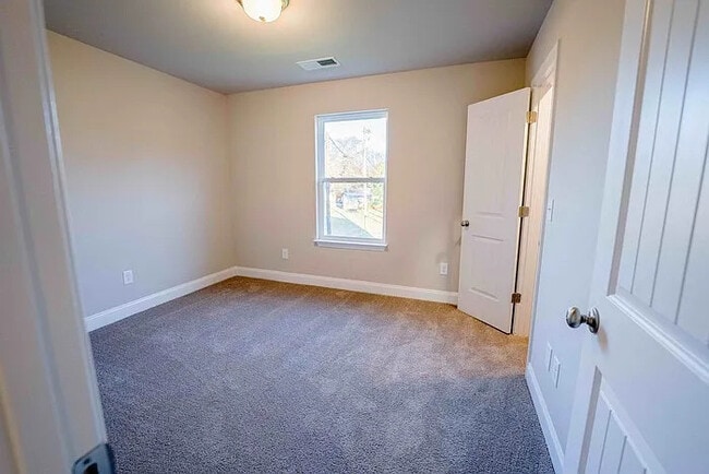 Building Photo - 2 Bedroom/1.5 bathroom