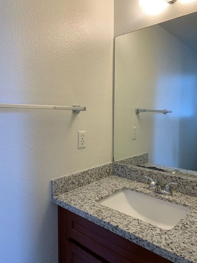 Building Photo - 2 bed 1.5 bath with a 2-car garage in Rocklin