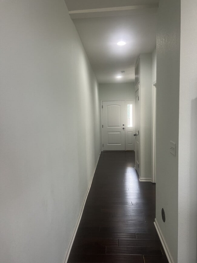 Building Photo - 2 Bed, 2.5 Bath Townhouse - Shawnee, KS