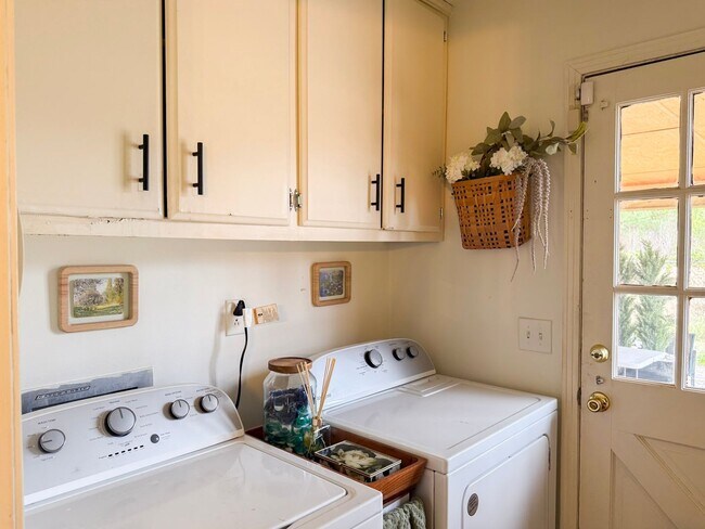 Building Photo - Make this move-in ready 3-bedroom, 2-bath home your own!