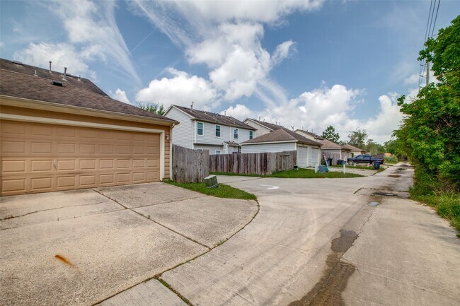 Building Photo - 23838 Pebworth Pl