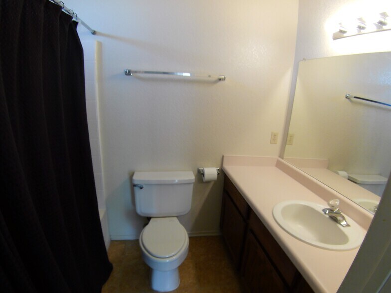 1st master bedroom bathroom - 3400 Sunriver Rd