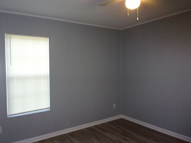 Building Photo - 3 Bedroom 1 Bath Home Recently Updated