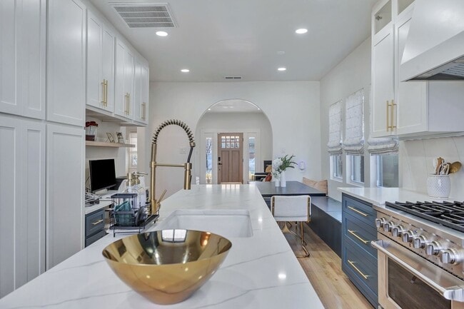 Building Photo - 302 S Saint Mary Ave