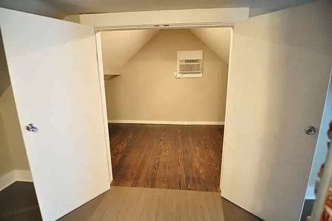 Building Photo - 5 Bedroom Home Available Now!