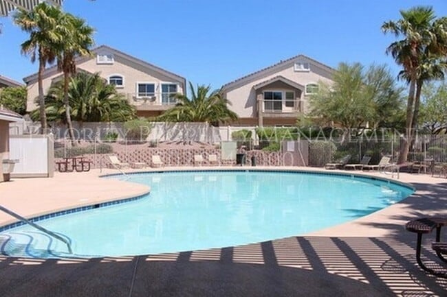 Building Photo - Beautiful 1600+ sq ft.  3 bedroom ~ UPGRADED!