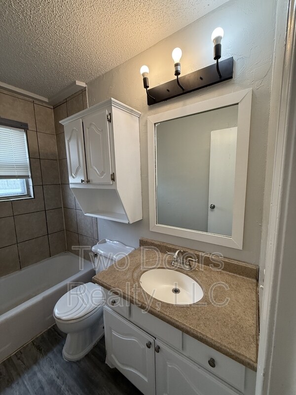 Building Photo - 605 SE 72nd St