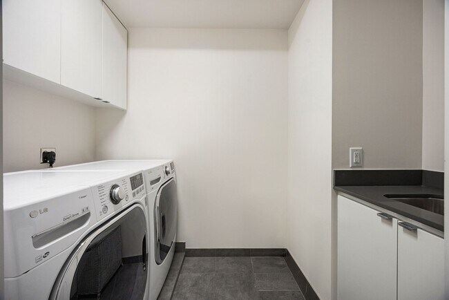 Building Photo - 306 W Pierce St