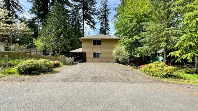 Building Photo - Large 2 Bedroom 2.5 Bath Home With Fenced Yard & Wrap Around Deck in Clearwood Community! Lake, T...
