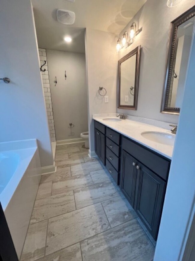Building Photo - Charming modern 3 bedroom/ 2 bath with office