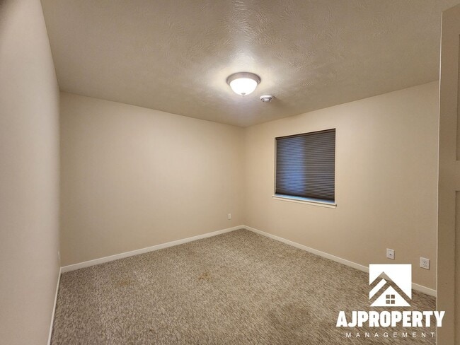 Building Photo - 3-bedroom 2-bathroom townhome