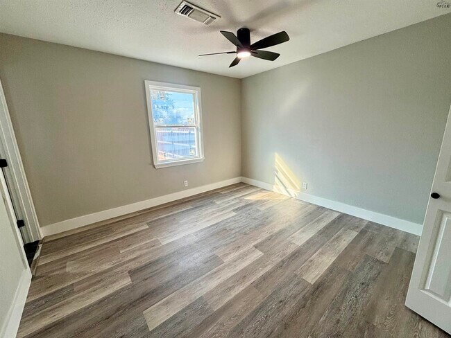 Building Photo - 305 S Louisiana Ct