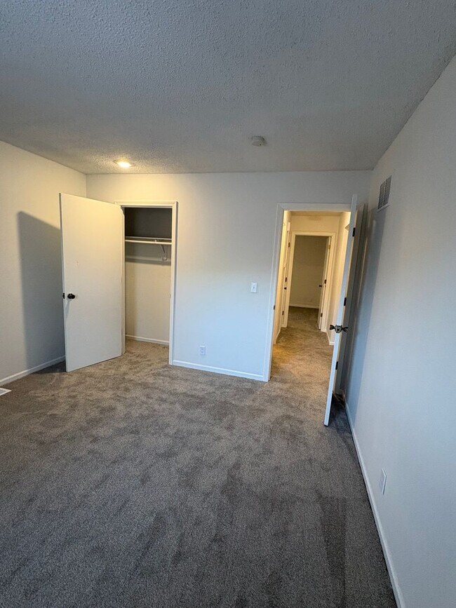 Building Photo - Renovated 2 bedroom duplex ready for move-in!