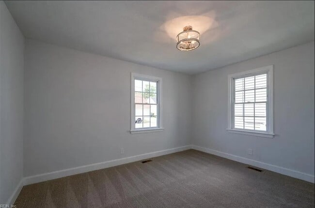 Building Photo - 4865 Hampshire Ave