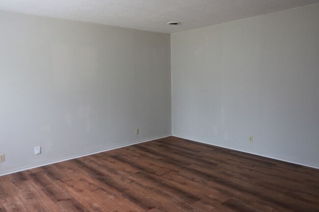 Building Photo - Beautifully built 2 bedroom house with huge backyard!