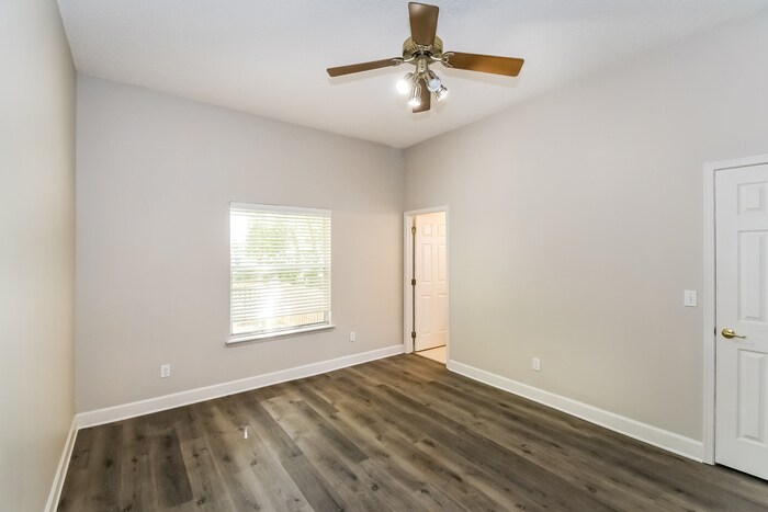 Building Photo - 884 Putters Green Way N