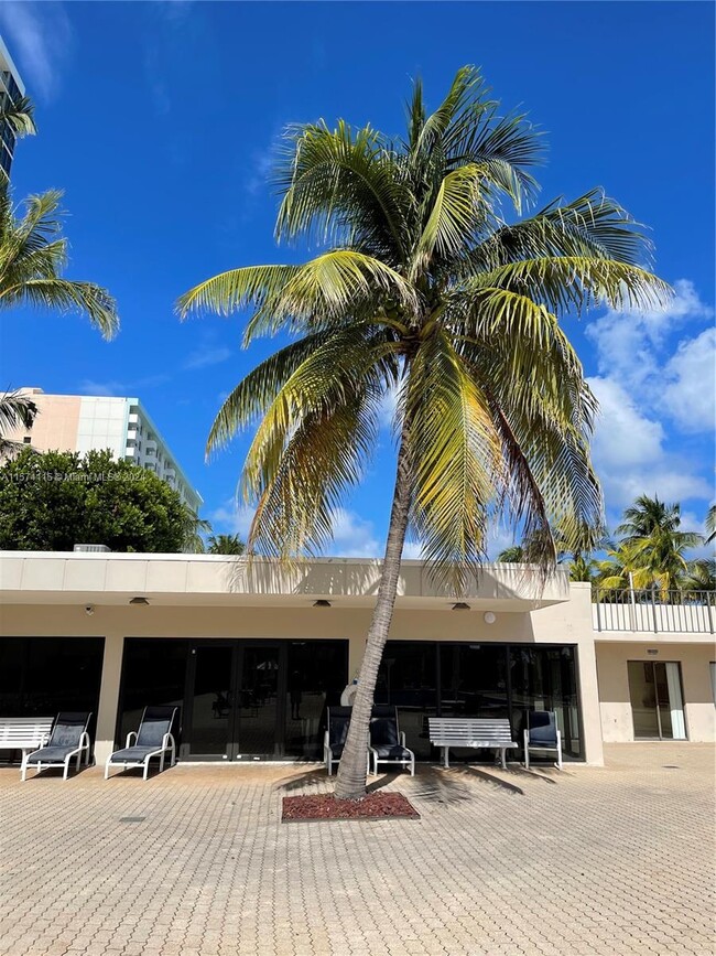 Building Photo - 2625 Collins Ave