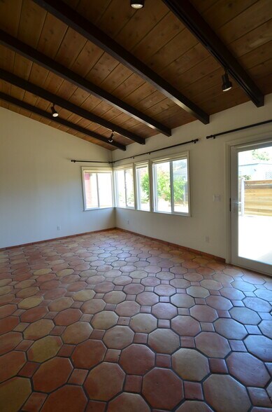 Building Photo - 7033 Draper Ave