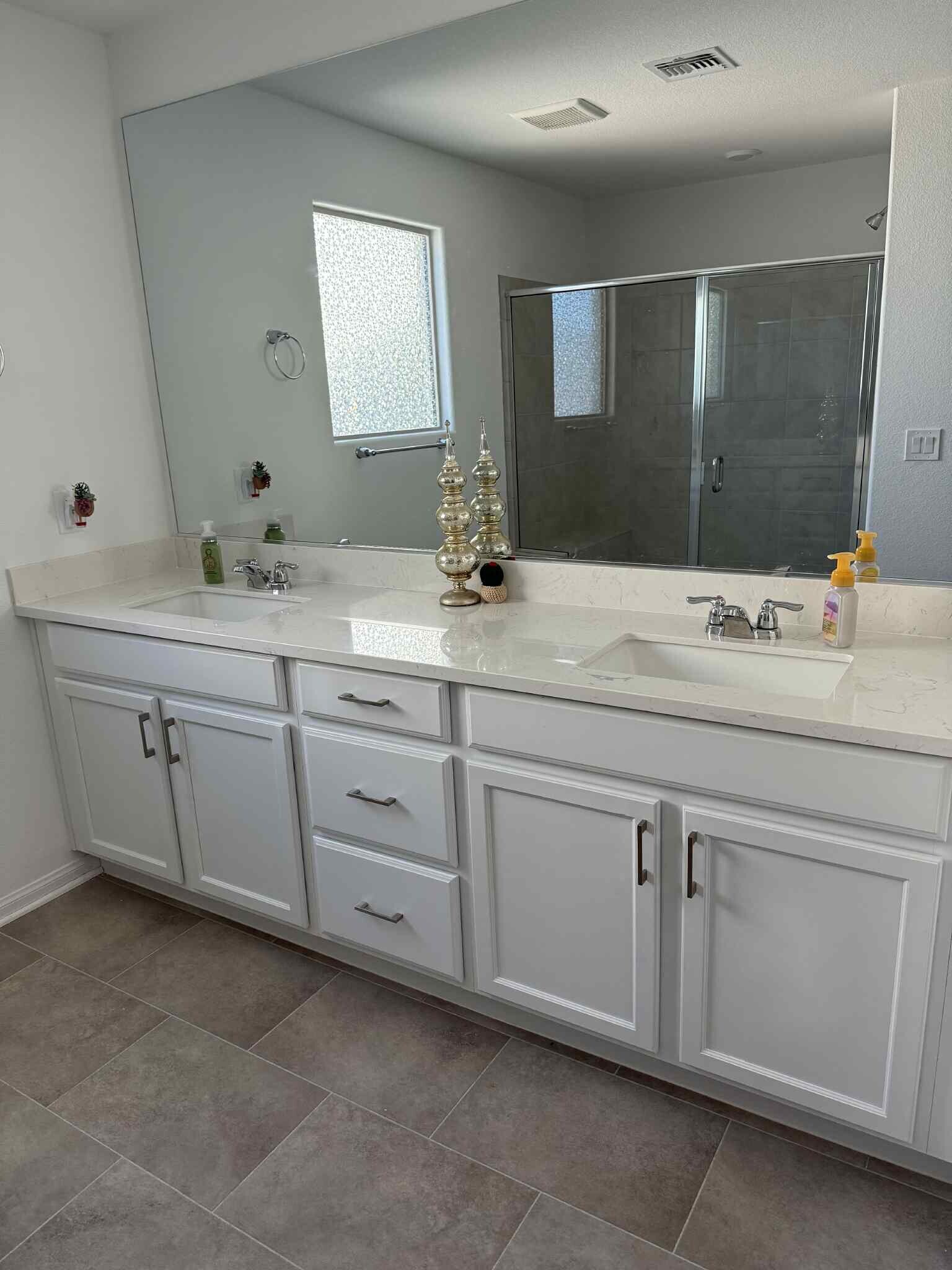 Double Vanity master bathroom - 5924 Tomsik St